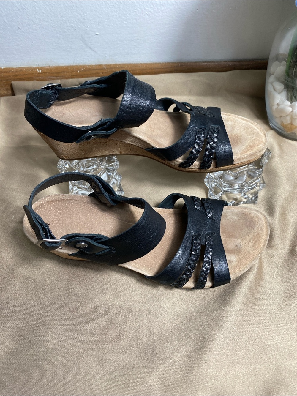 UGG Serinda Wedge Heel Sandals Size 7 Black Leather Slingback Great Condit